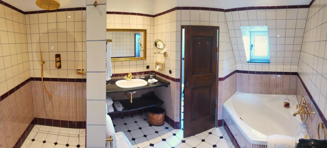 Burghotel Auf Schoenburg โอเบอร์เวเซิล ภายนอก รูปภาพ