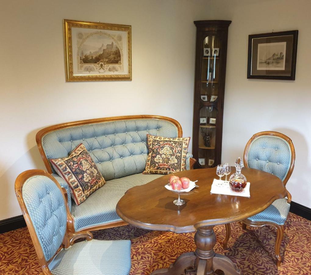 Burghotel Auf Schoenburg โอเบอร์เวเซิล ภายนอก รูปภาพ