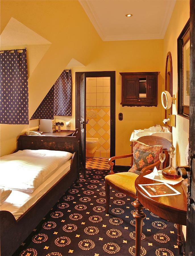Burghotel Auf Schoenburg โอเบอร์เวเซิล ภายนอก รูปภาพ