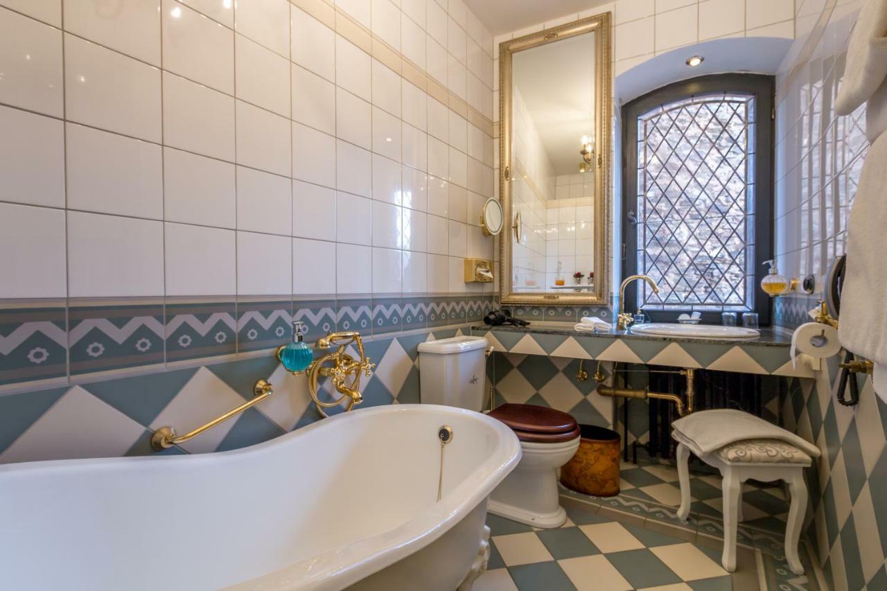 Burghotel Auf Schoenburg โอเบอร์เวเซิล ภายนอก รูปภาพ