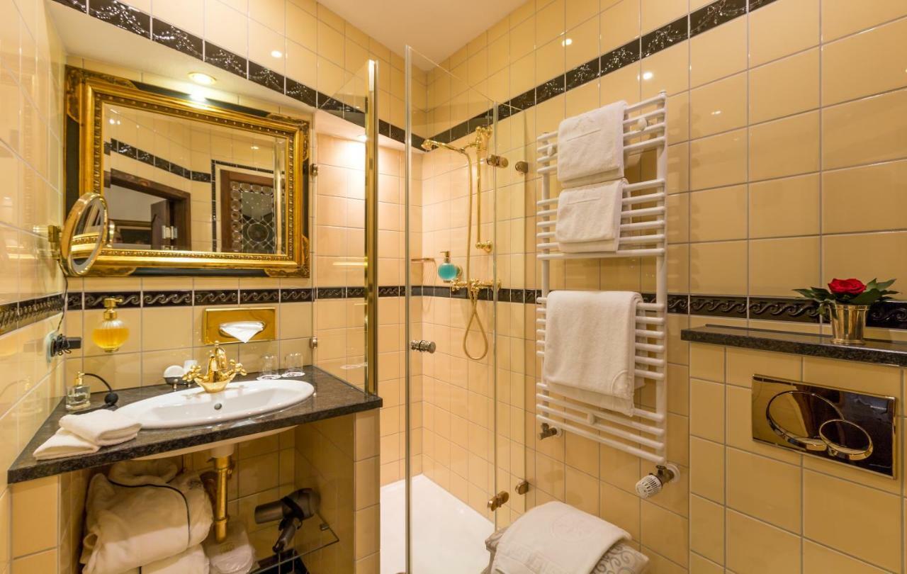 Burghotel Auf Schoenburg โอเบอร์เวเซิล ภายนอก รูปภาพ